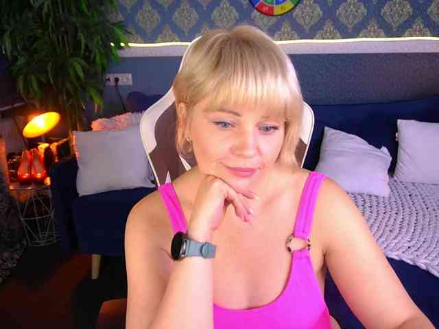 AmiraNight webcam