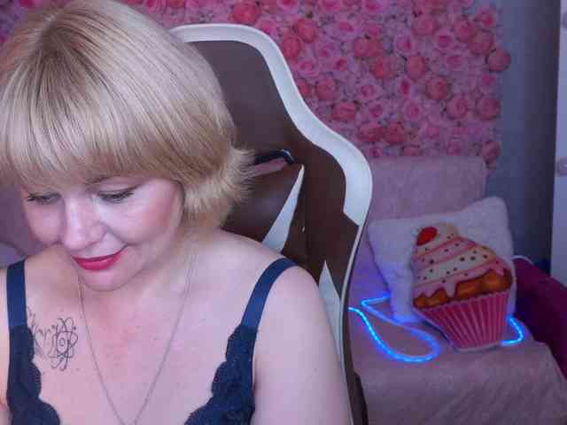 AmiraNight webcam