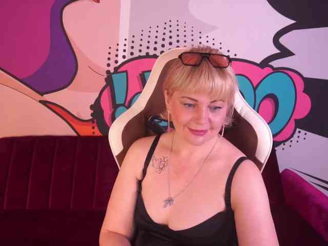 AmiraNight webcam
