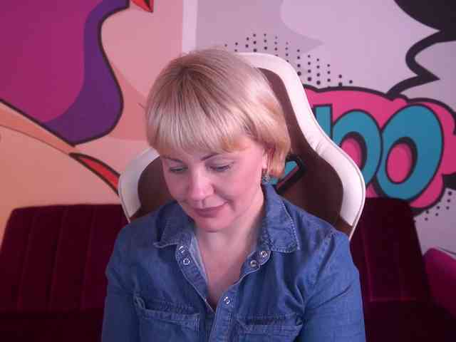 AmiraNight webcam