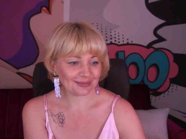 AmiraNight webcam