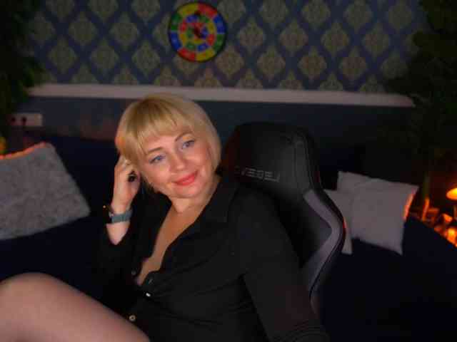 AmiraNight webcam