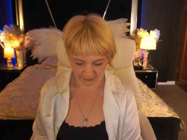 AmiraNight webcam