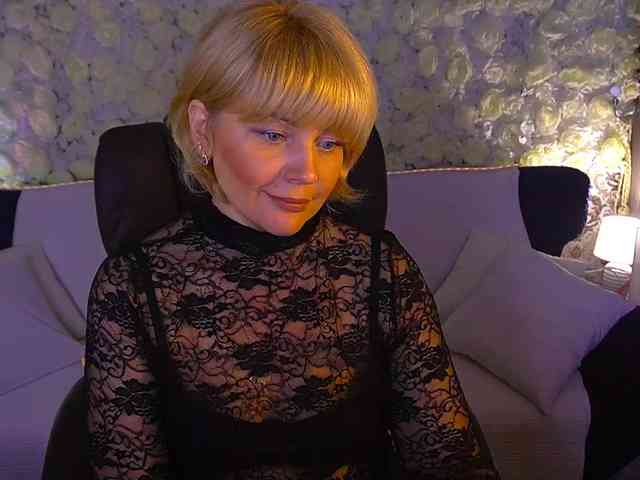 AmiraNight webcam