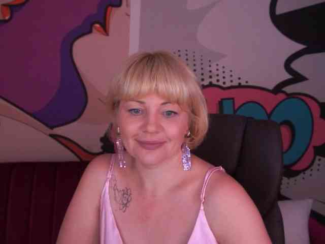 AmiraNight webcam