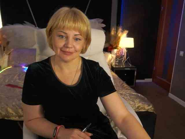 AmiraNight webcam