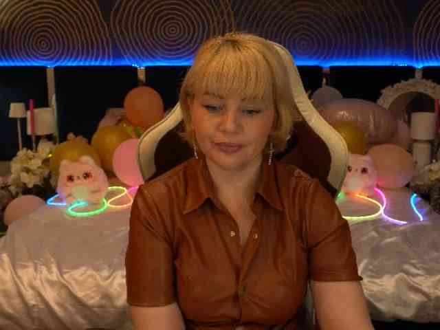 AmiraNight webcam
