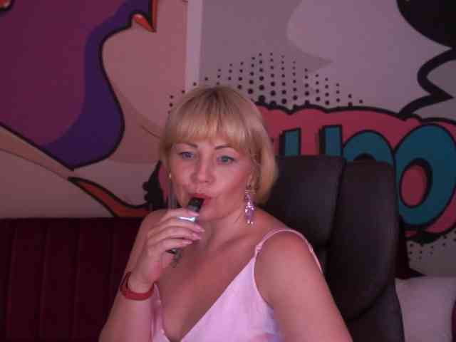 AmiraNight webcam