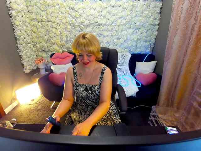 AmiraNight webcam