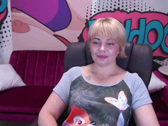 AmiraNight webcam