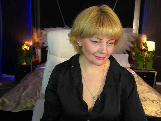 AmiraNight webcam