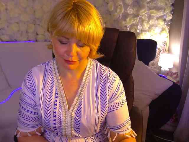 AmiraNight webcam