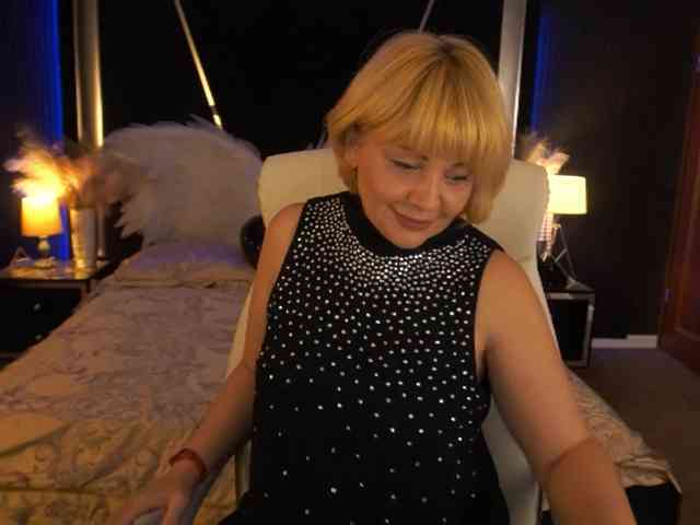 AmiraNight webcam