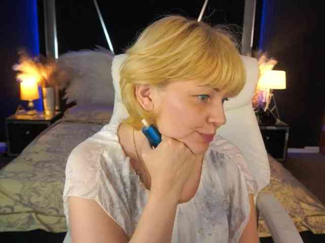 AmiraNight webcam