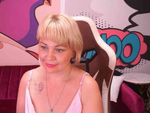 AmiraNight webcam
