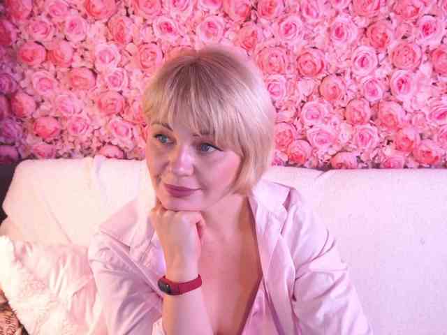 AmiraNight webcam