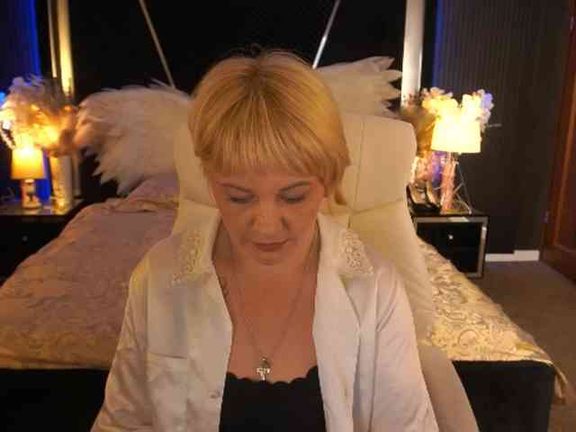 AmiraNight webcam