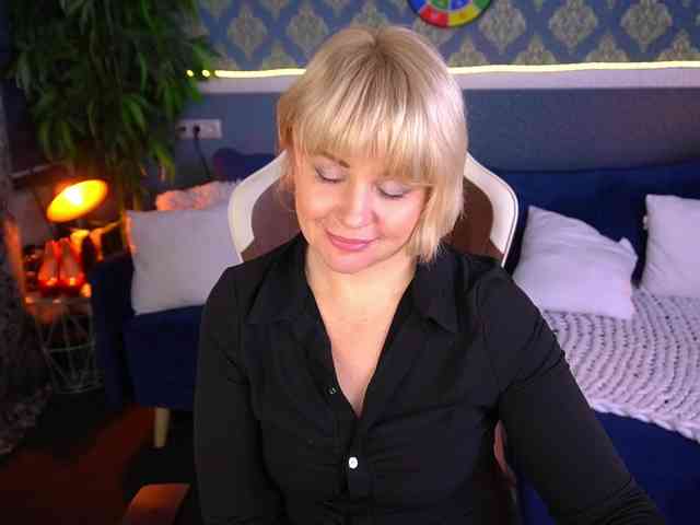 AmiraNight webcam