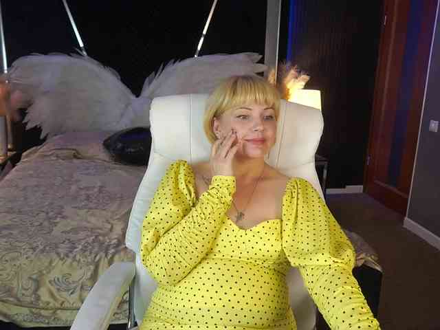AmiraNight webcam