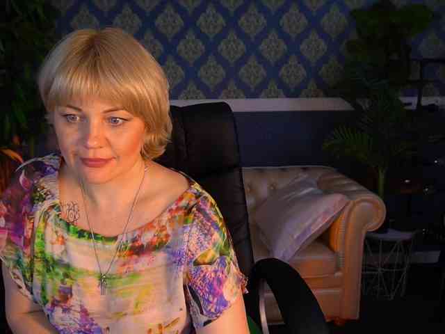 AmiraNight webcam