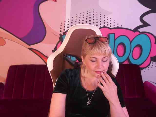 AmiraNight webcam