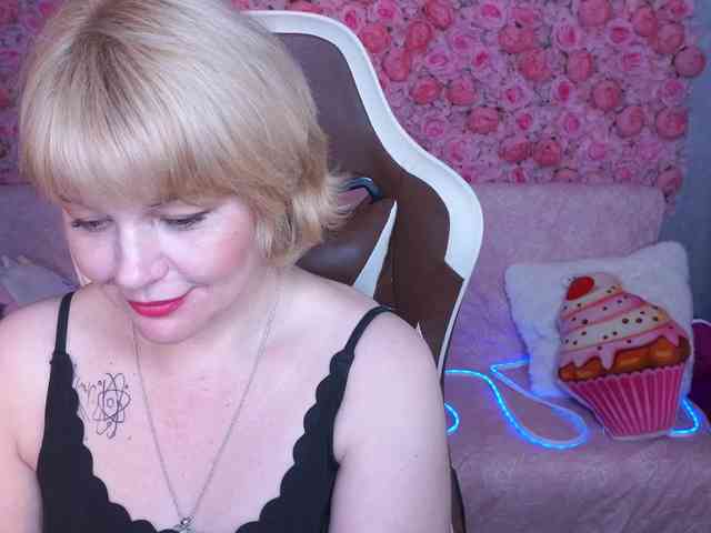AmiraNight webcam