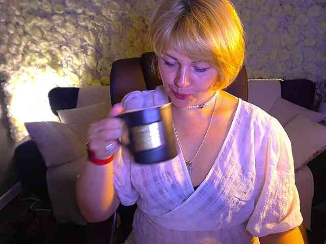 AmiraNight webcam