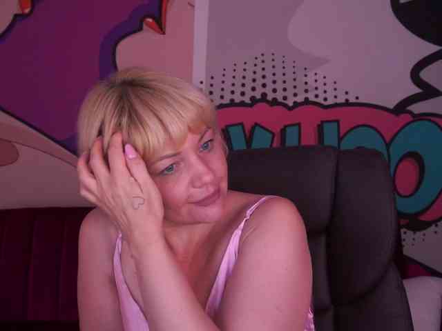 AmiraNight webcam