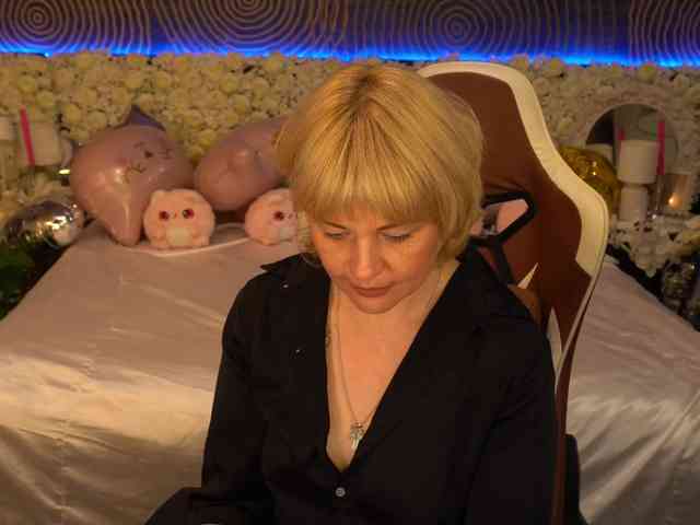 AmiraNight webcam