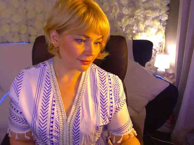 AmiraNight webcam