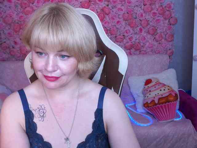 AmiraNight webcam