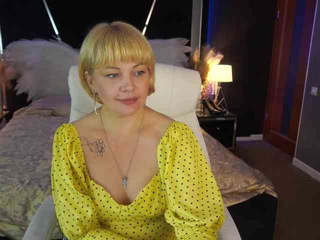 AmiraNight webcam