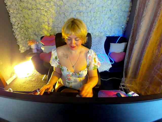 AmiraNight webcam