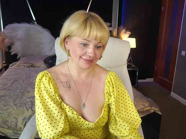 AmiraNight webcam
