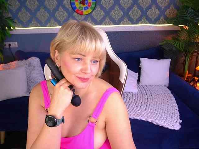 AmiraNight webcam