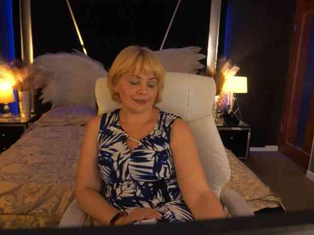 AmiraNight webcam
