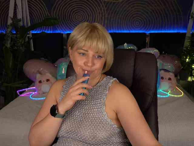AmiraNight webcam