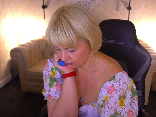 AmiraNight webcam