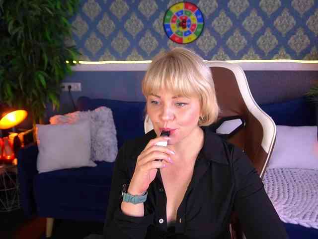 AmiraNight webcam