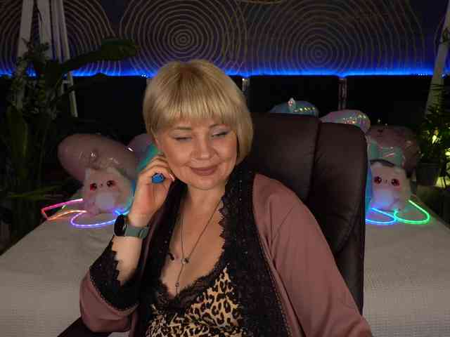 AmiraNight webcam