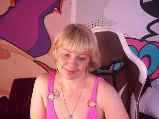 AmiraNight webcam