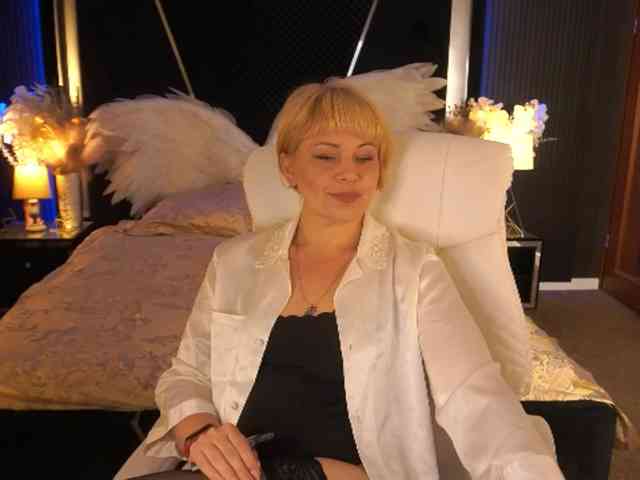AmiraNight webcam