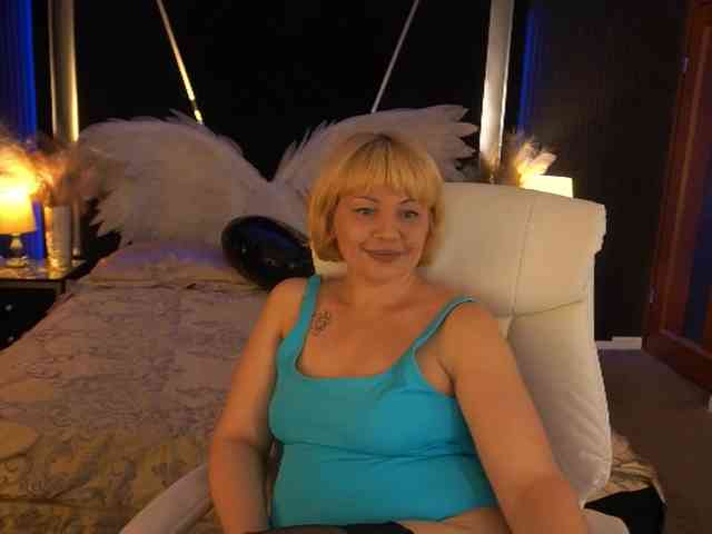 AmiraNight webcam