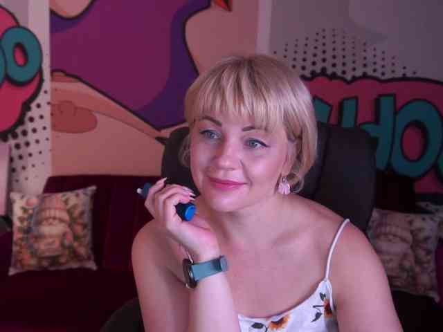 AmiraNight webcam