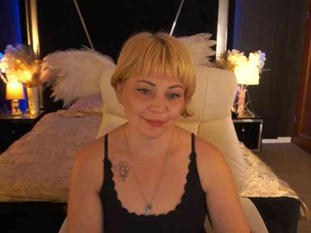 AmiraNight webcam