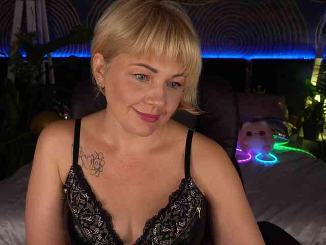 AmiraNight webcam