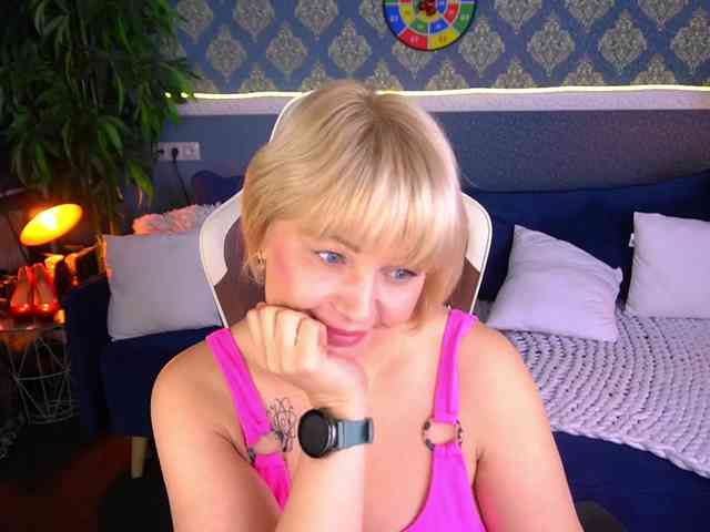 AmiraNight webcam