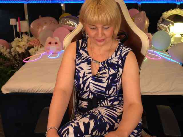 AmiraNight webcam