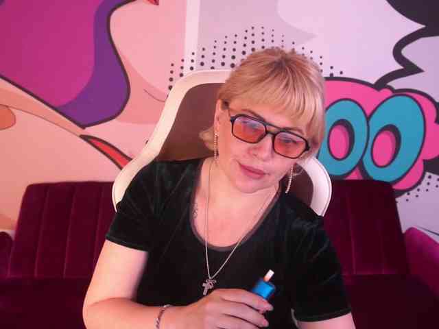 AmiraNight webcam