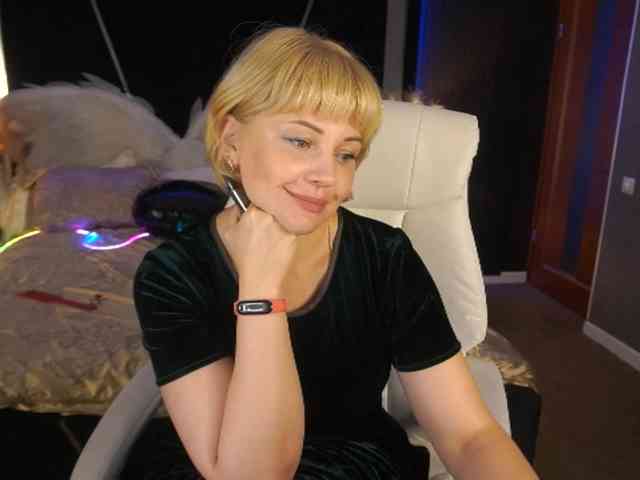 AmiraNight webcam